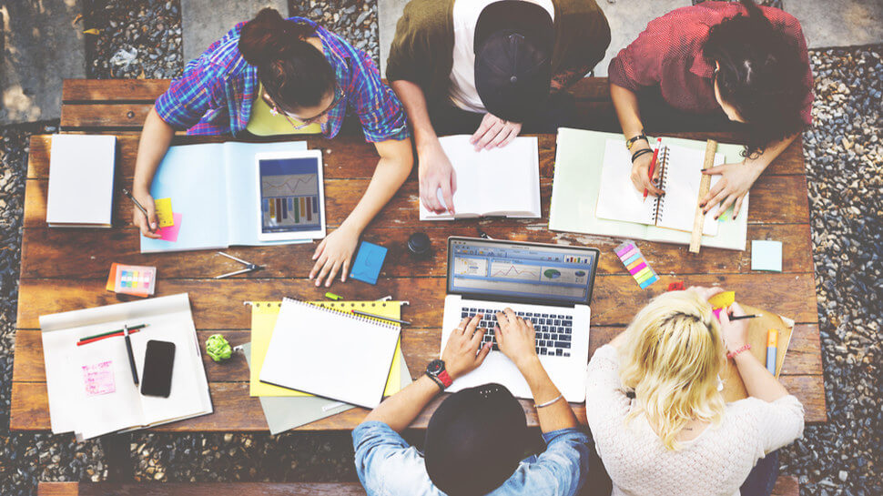 Jeunes gens qui travaillent en startup